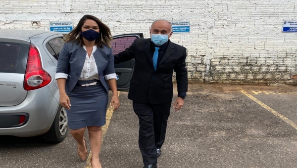 Bocalom veste o mesmo terno usado em 2000 e 2004, quando virou prefeito em Acrelândia